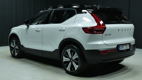 Esittelykuva Volvo XC40 täyssähköautosta.