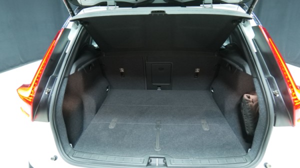 Esittelykuva Volvo XC40 täyssähköautosta.