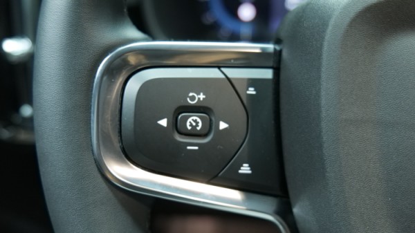 Esittelykuva Volvo XC40 täyssähköautosta.