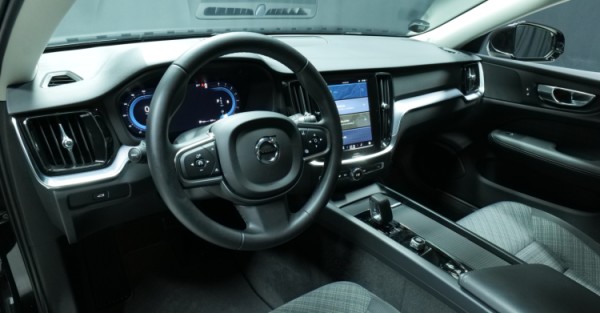 Esittelykuva Volvo V60 bensiiniautosta.