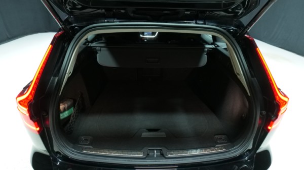 Esittelykuva Volvo V60 bensiiniautosta.