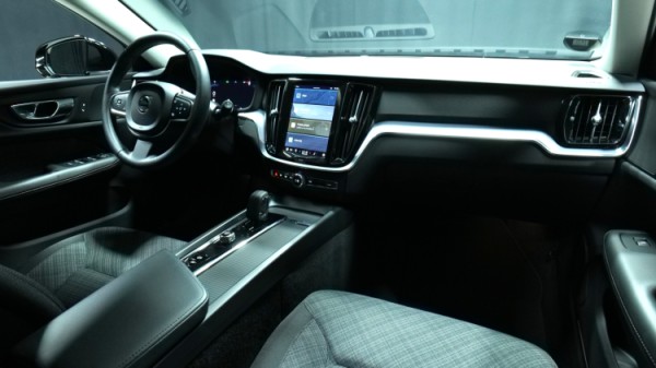 Esittelykuva Volvo V60 bensiiniautosta.