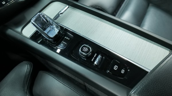 Esittelykuva Volvo V60 kevythybridiautosta.