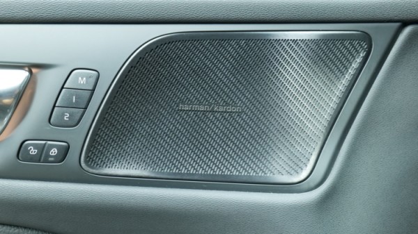 Esittelykuva Volvo V60 kevythybridiautosta.