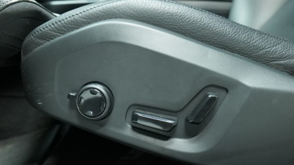 Esittelykuva Volvo V60 kevythybridiautosta.