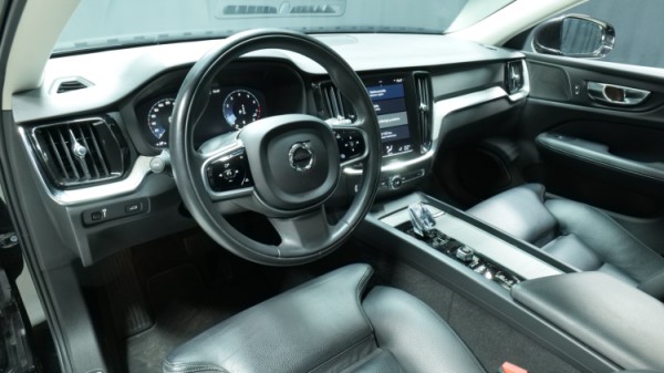 Esittelykuva Volvo V60 kevythybridiautosta.