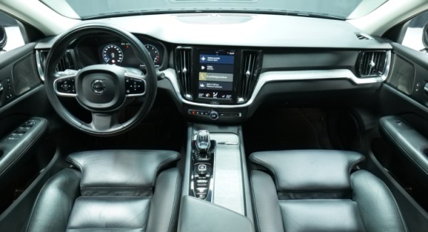 Esittelykuva Volvo V60 kevythybridiautosta.