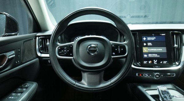Esittelykuva Volvo V60 kevythybridiautosta.