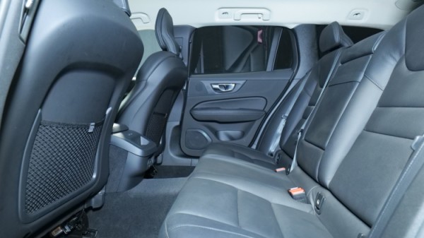 Esittelykuva Volvo V60 kevythybridiautosta.