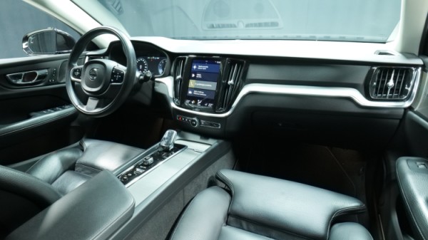 Esittelykuva Volvo V60 kevythybridiautosta.