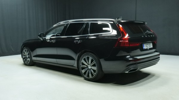 Esittelykuva Volvo V60 kevythybridiautosta.