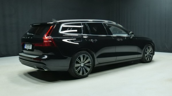 Esittelykuva Volvo V60 kevythybridiautosta.