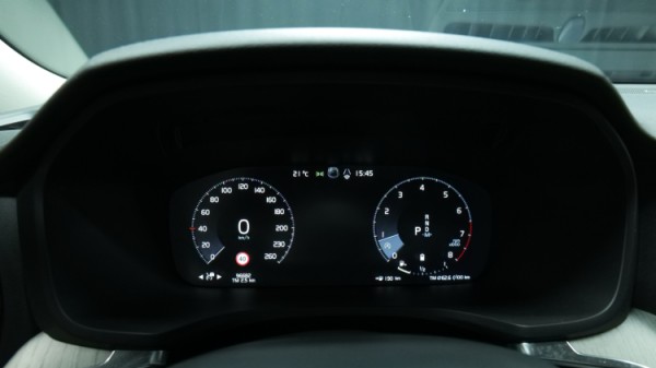 Esittelykuva Volvo V60 kevythybridiautosta.