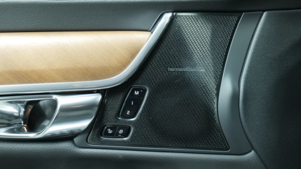 Esittelykuva Volvo S90 kevythybridiautosta.