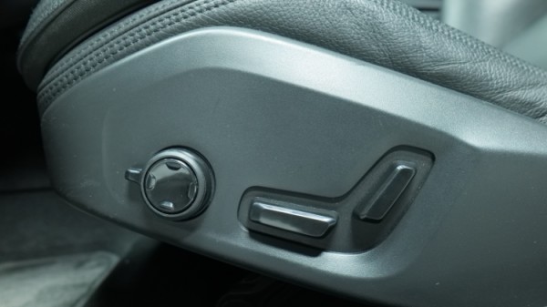 Esittelykuva Volvo S90 kevythybridiautosta.