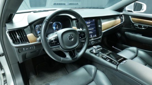 Esittelykuva Volvo S90 kevythybridiautosta.