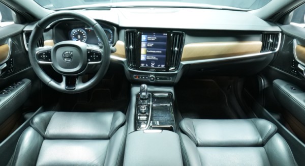 Esittelykuva Volvo S90 kevythybridiautosta.