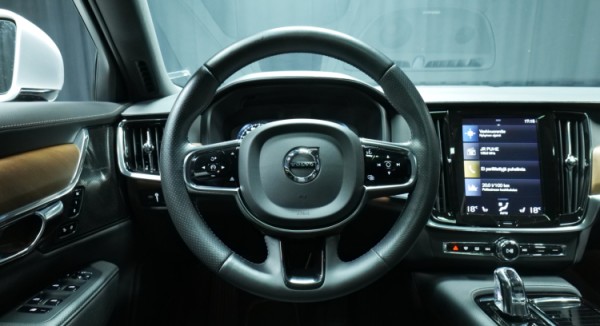 Esittelykuva Volvo S90 kevythybridiautosta.