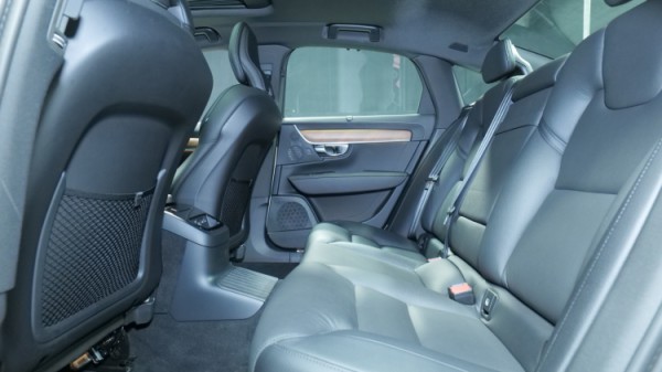 Esittelykuva Volvo S90 kevythybridiautosta.