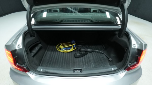 Esittelykuva Volvo S90 kevythybridiautosta.