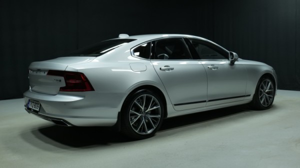 Esittelykuva Volvo S90 kevythybridiautosta.