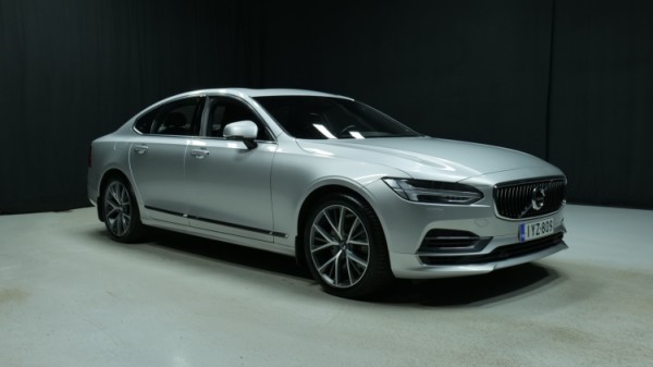 Esittelykuva Volvo S90 kevythybridiautosta.