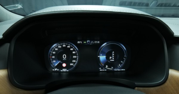 Esittelykuva Volvo S90 kevythybridiautosta.