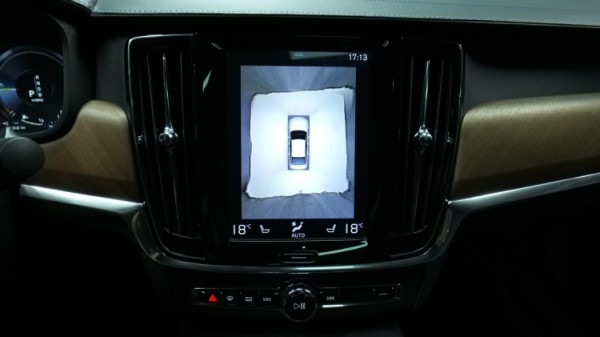 Esittelykuva Volvo S90 kevythybridiautosta.