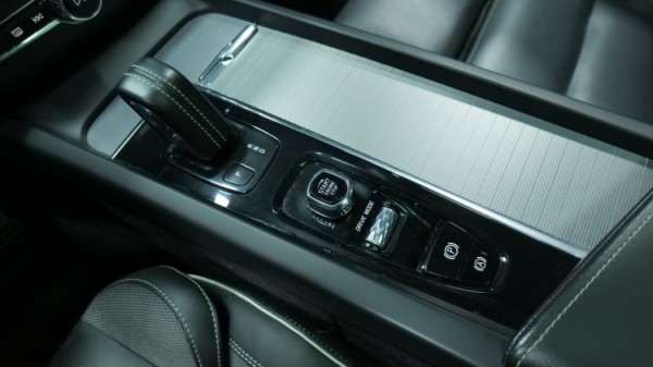 Esittelykuva Volvo XC60 kevythybridiautosta.