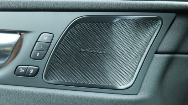 Esittelykuva Volvo XC60 kevythybridiautosta.