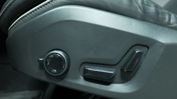 Esittelykuva Volvo XC60 kevythybridiautosta.