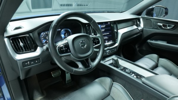 Esittelykuva Volvo XC60 kevythybridiautosta.