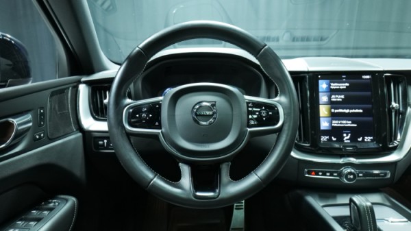 Esittelykuva Volvo XC60 kevythybridiautosta.