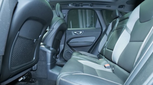 Esittelykuva Volvo XC60 kevythybridiautosta.