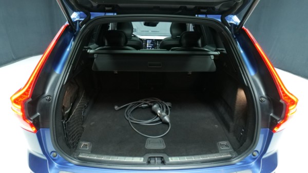 Esittelykuva Volvo XC60 kevythybridiautosta.