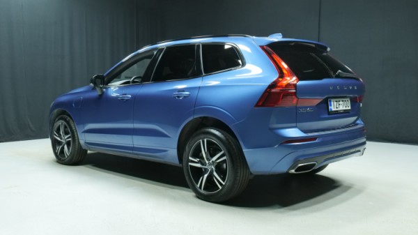 Esittelykuva Volvo XC60 kevythybridiautosta.