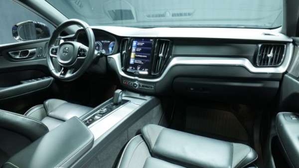 Esittelykuva Volvo XC60 kevythybridiautosta.