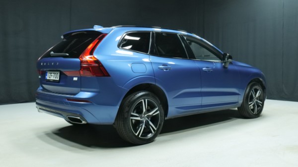 Esittelykuva Volvo XC60 kevythybridiautosta.