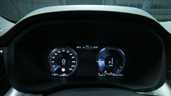 Esittelykuva Volvo XC60 kevythybridiautosta.