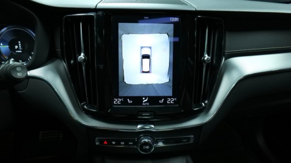 Esittelykuva Volvo XC60 kevythybridiautosta.