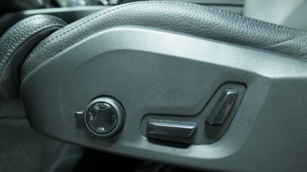 Esittelykuva Volvo XC60 kevythybridiautosta.