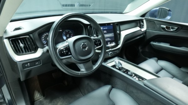 Esittelykuva Volvo XC60 kevythybridiautosta.