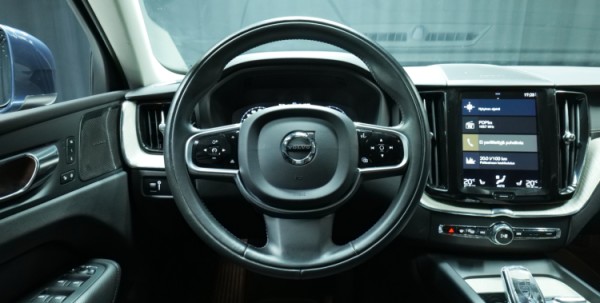 Esittelykuva Volvo XC60 kevythybridiautosta.