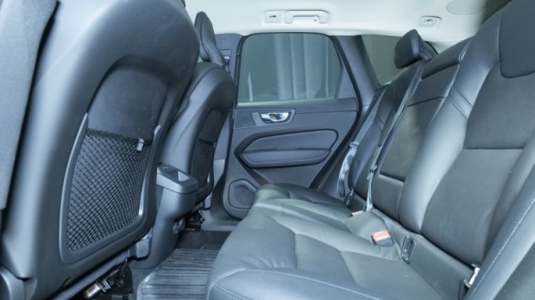 Esittelykuva Volvo XC60 kevythybridiautosta.