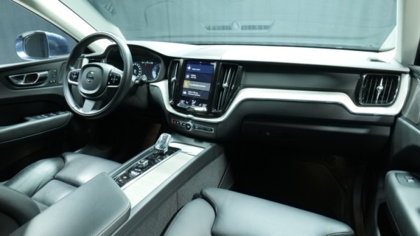 Esittelykuva Volvo XC60 kevythybridiautosta.