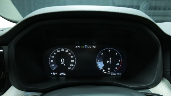 Esittelykuva Volvo XC60 kevythybridiautosta.