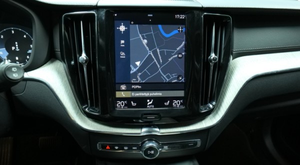 Esittelykuva Volvo XC60 kevythybridiautosta.