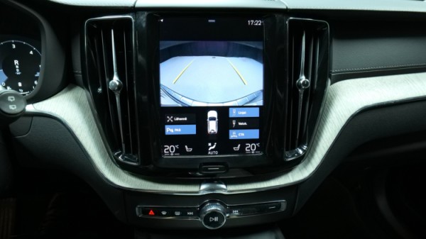 Esittelykuva Volvo XC60 kevythybridiautosta.
