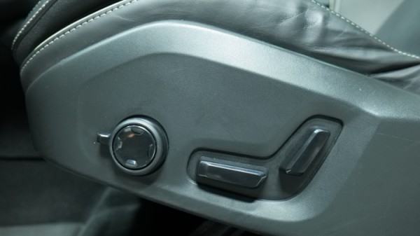 Esittelykuva Volvo XC60 kevythybridiautosta.