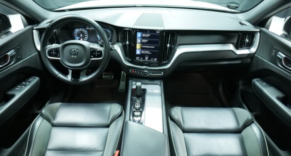 Esittelykuva Volvo XC60 kevythybridiautosta.